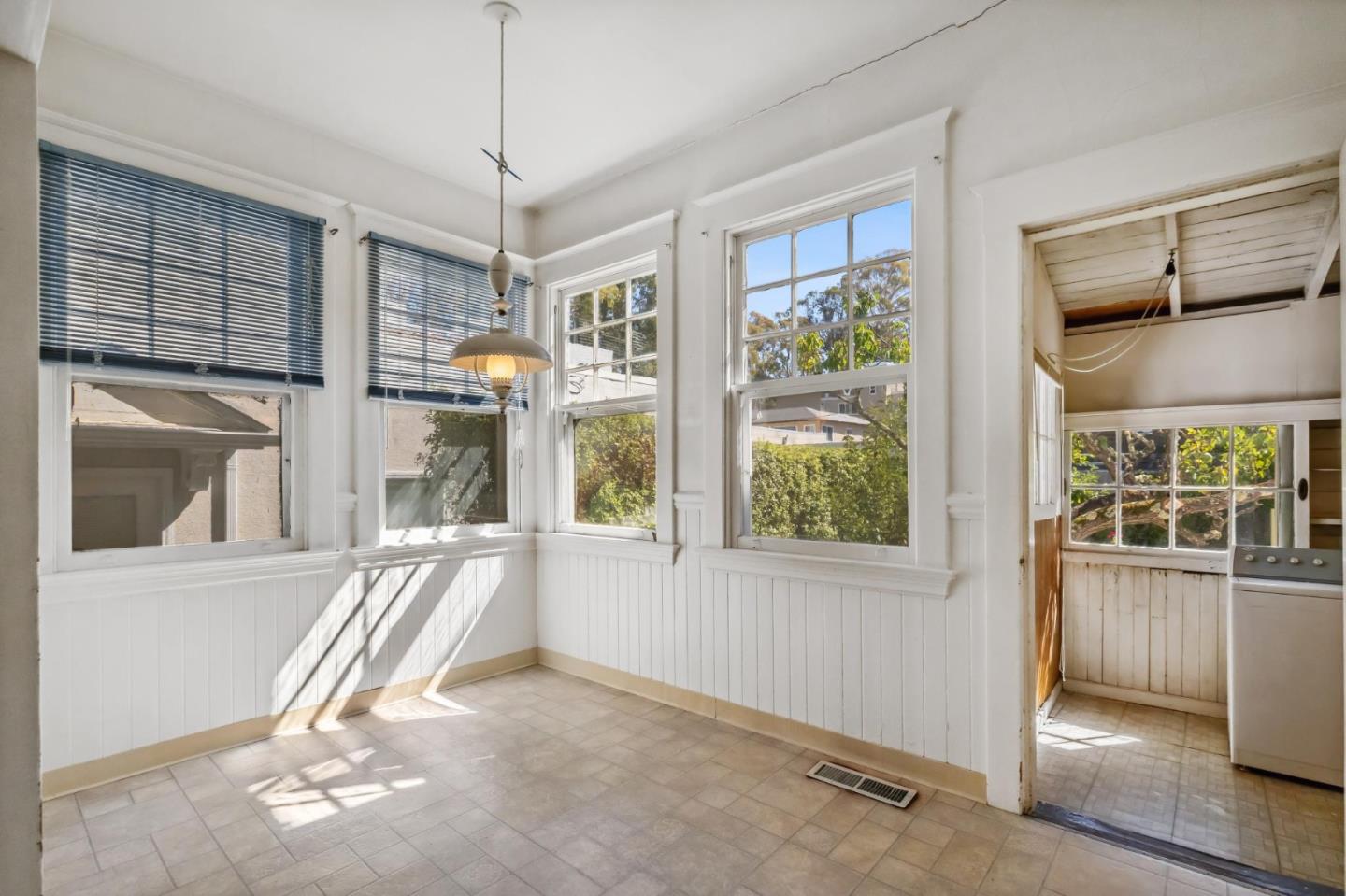 1513 Forest View AVE