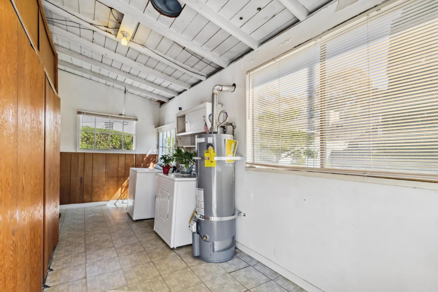 1513 Forest View AVE