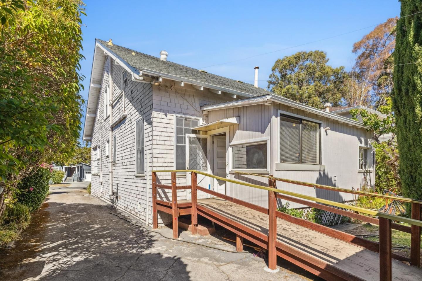 1513 Forest View AVE