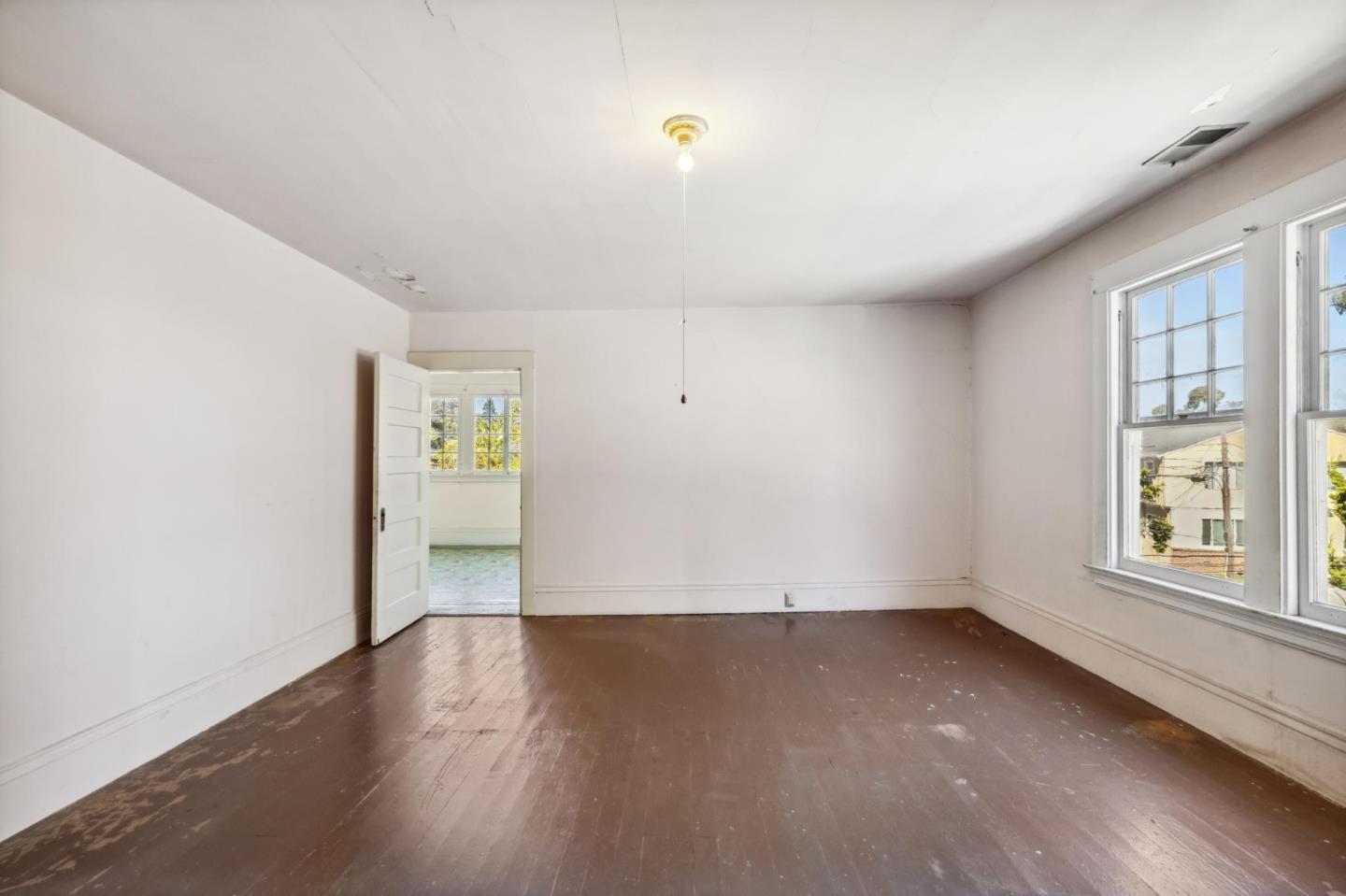 1513 Forest View AVE