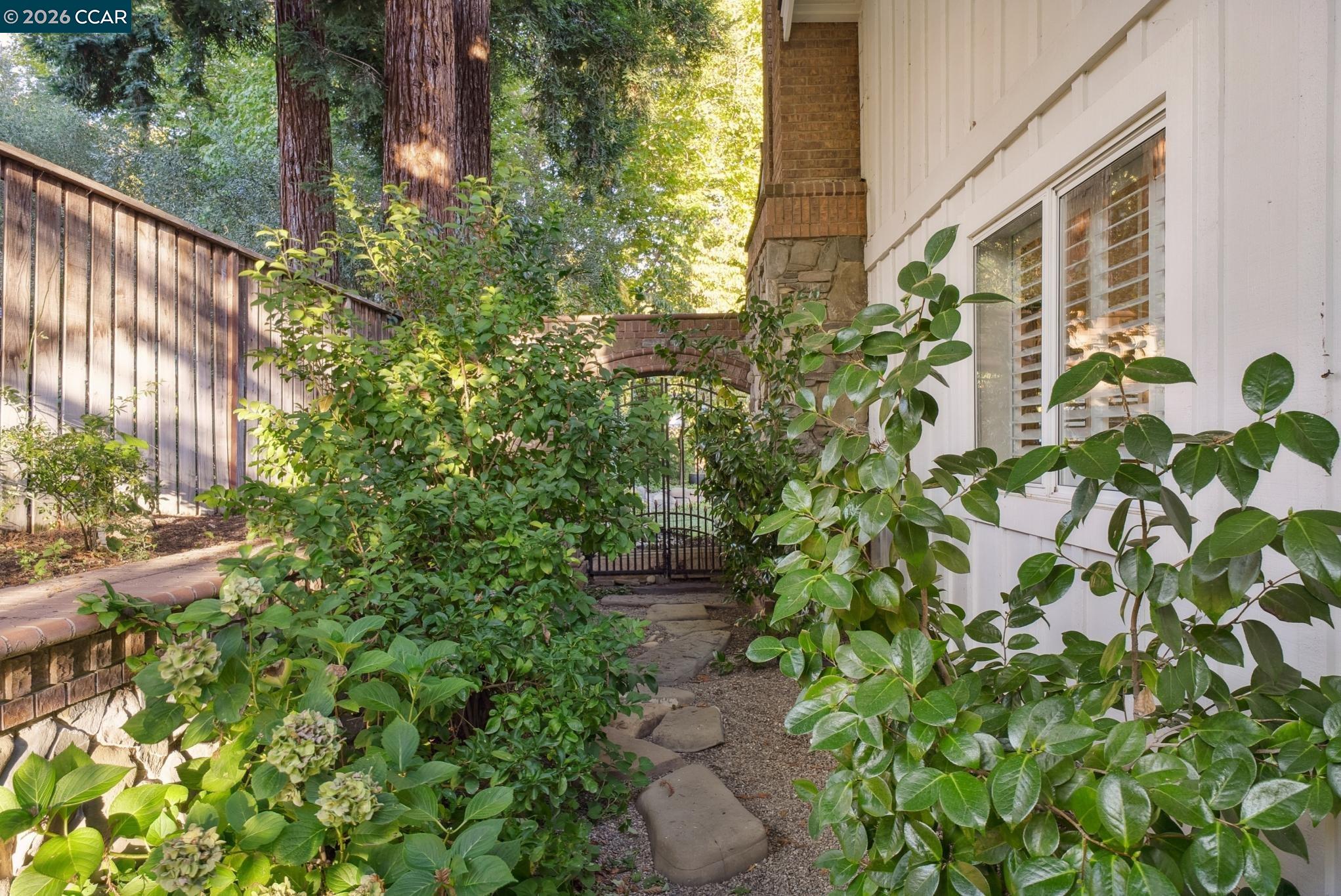 2031 Scarlet Oak Pl