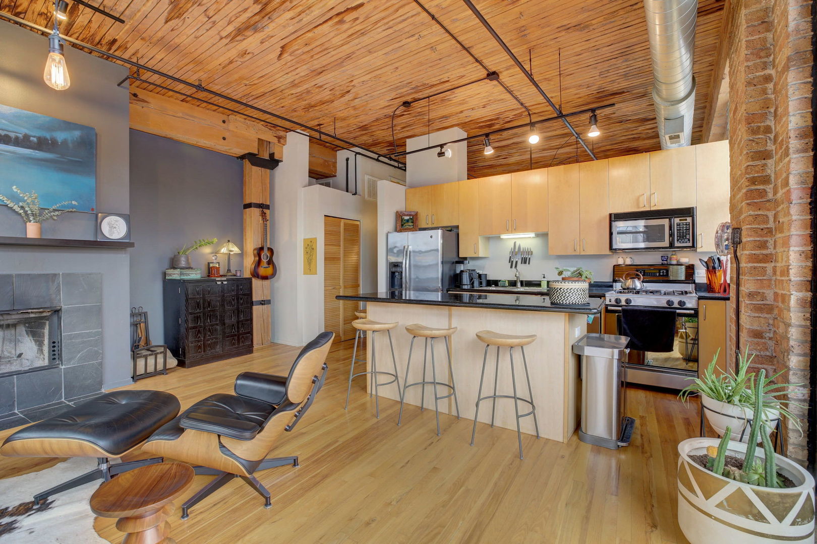 1670 N Claremont Avenue Unit: 207