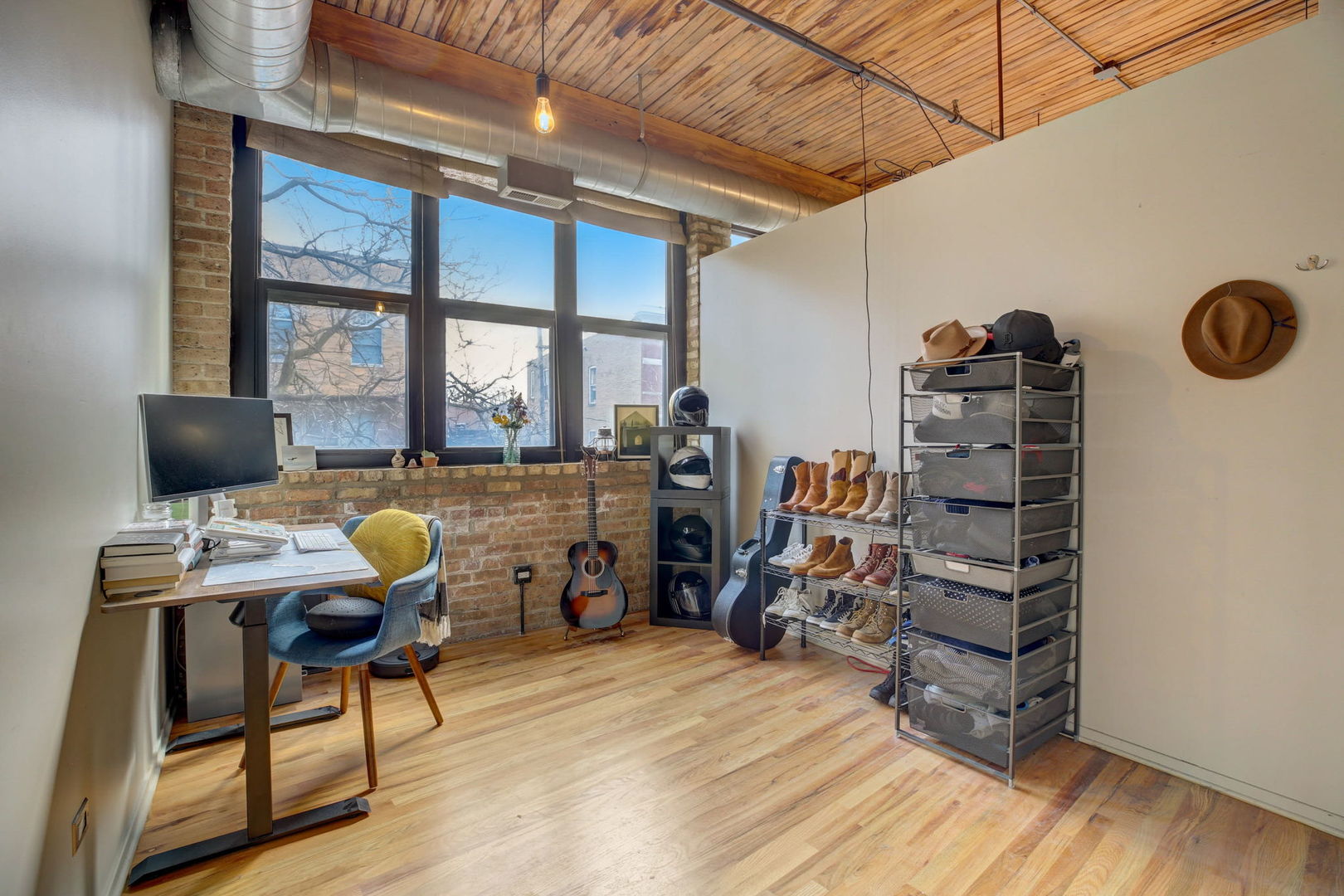 1670 N Claremont Avenue Unit: 207