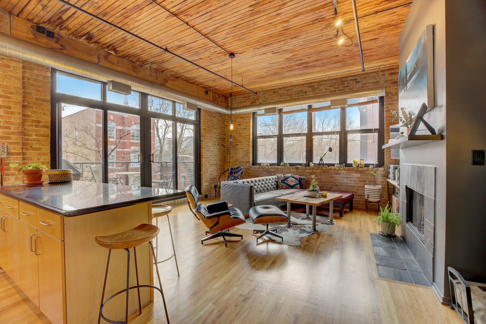 1670 N Claremont Avenue Unit: 207