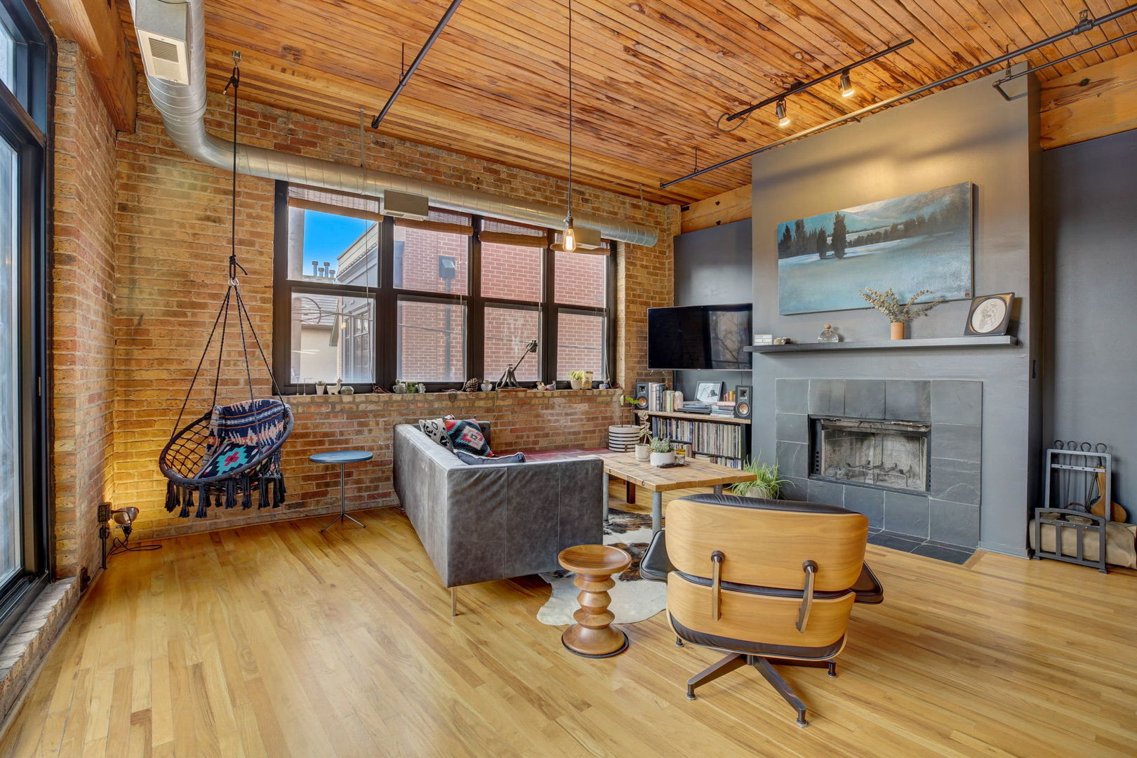 1670 N Claremont Avenue Unit: 207