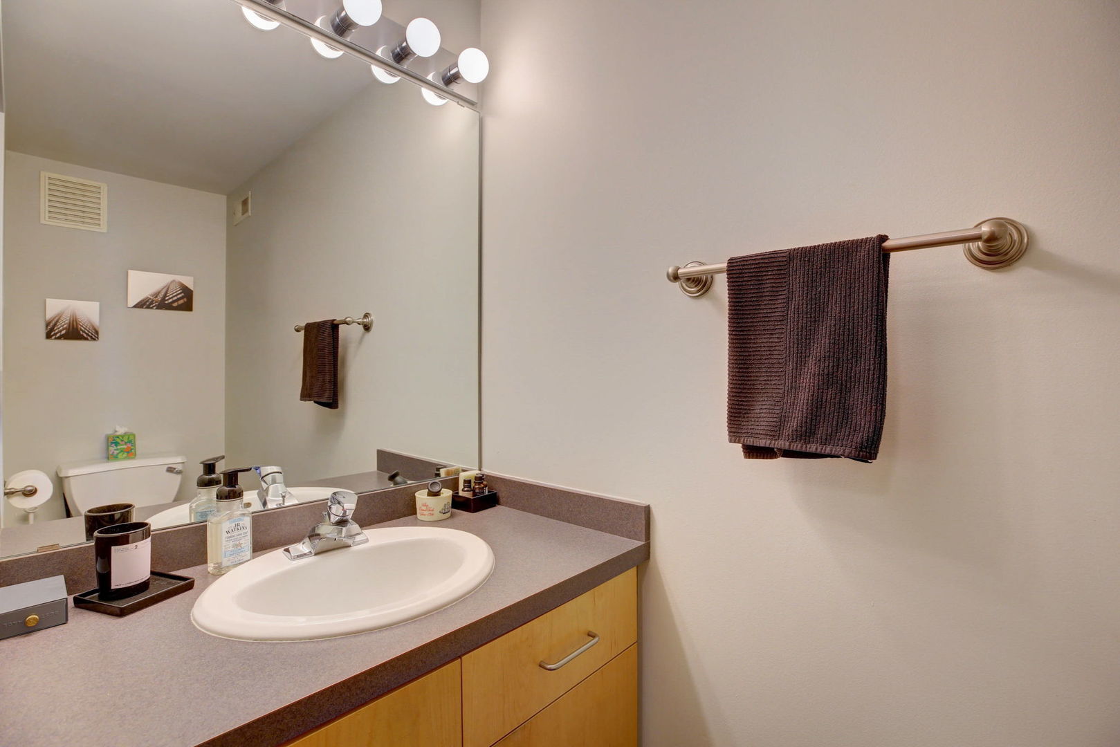 1670 N Claremont Avenue Unit: 207