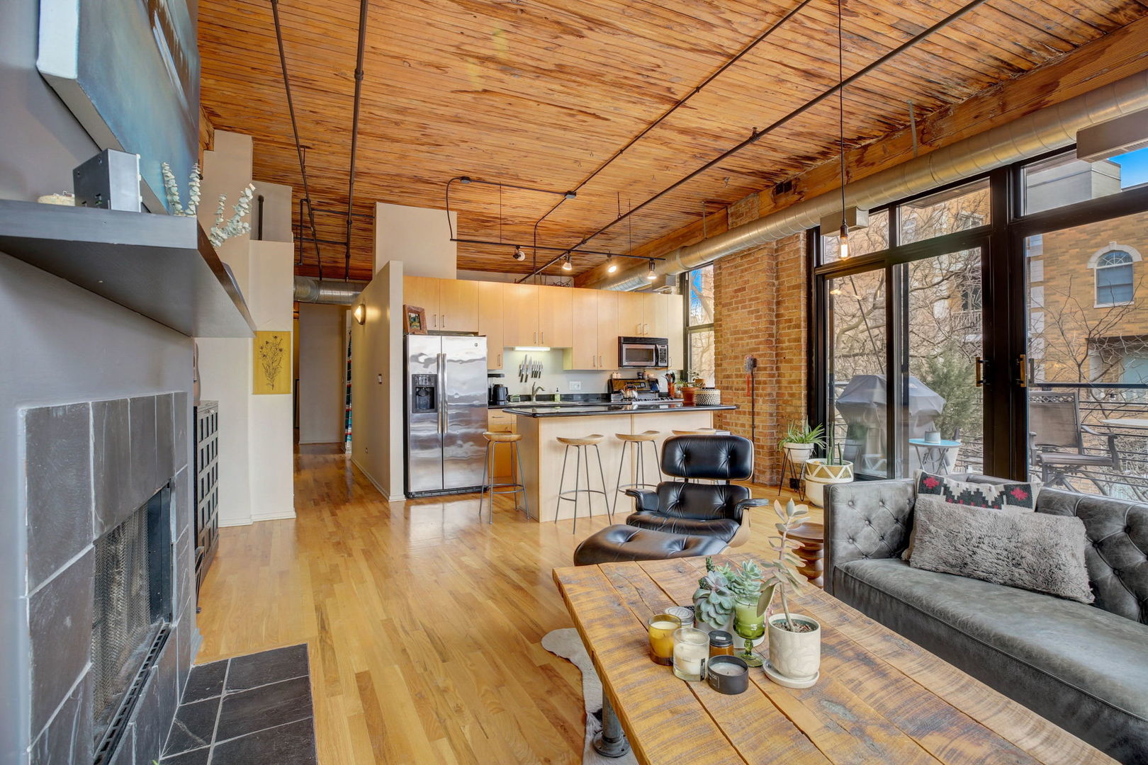 1670 N Claremont Avenue Unit: 207