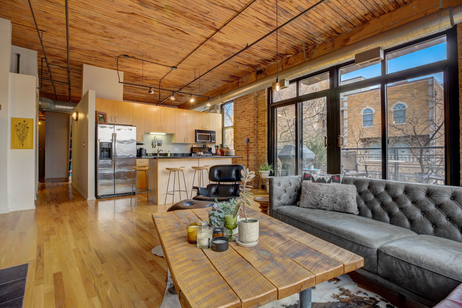 1670 N Claremont Avenue Unit: 207