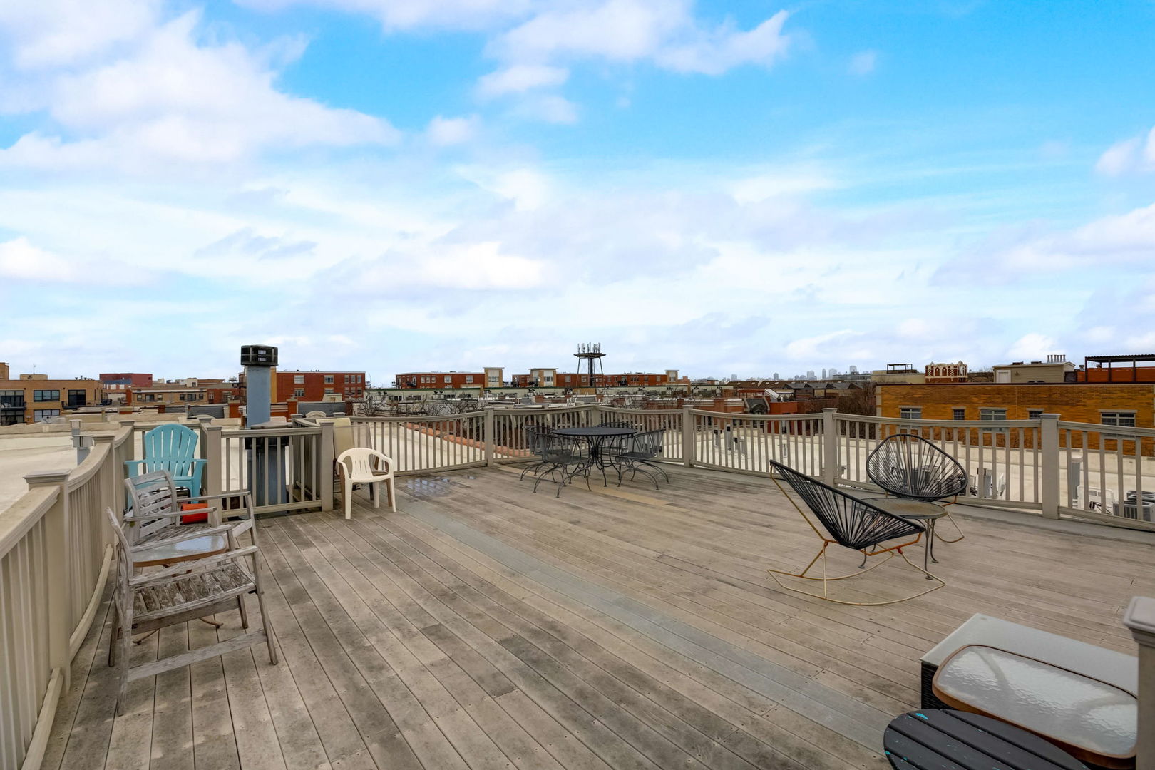 1670 N Claremont Avenue Unit: 207