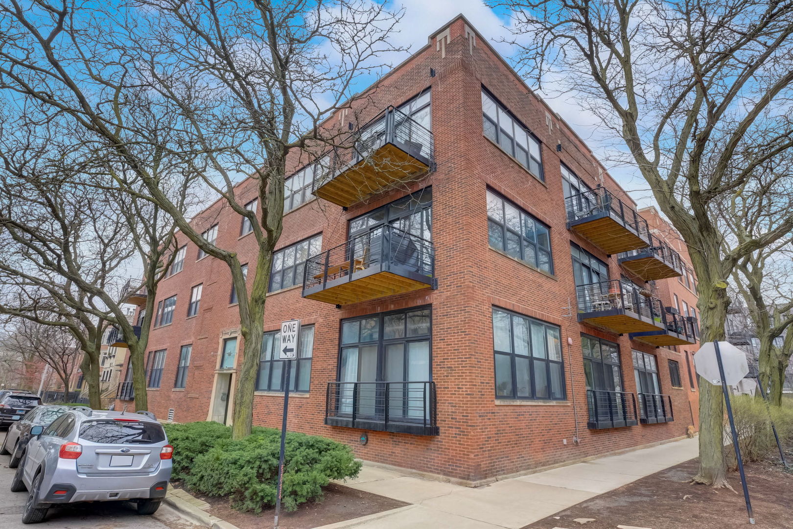 1670 N Claremont Avenue Unit: 207
