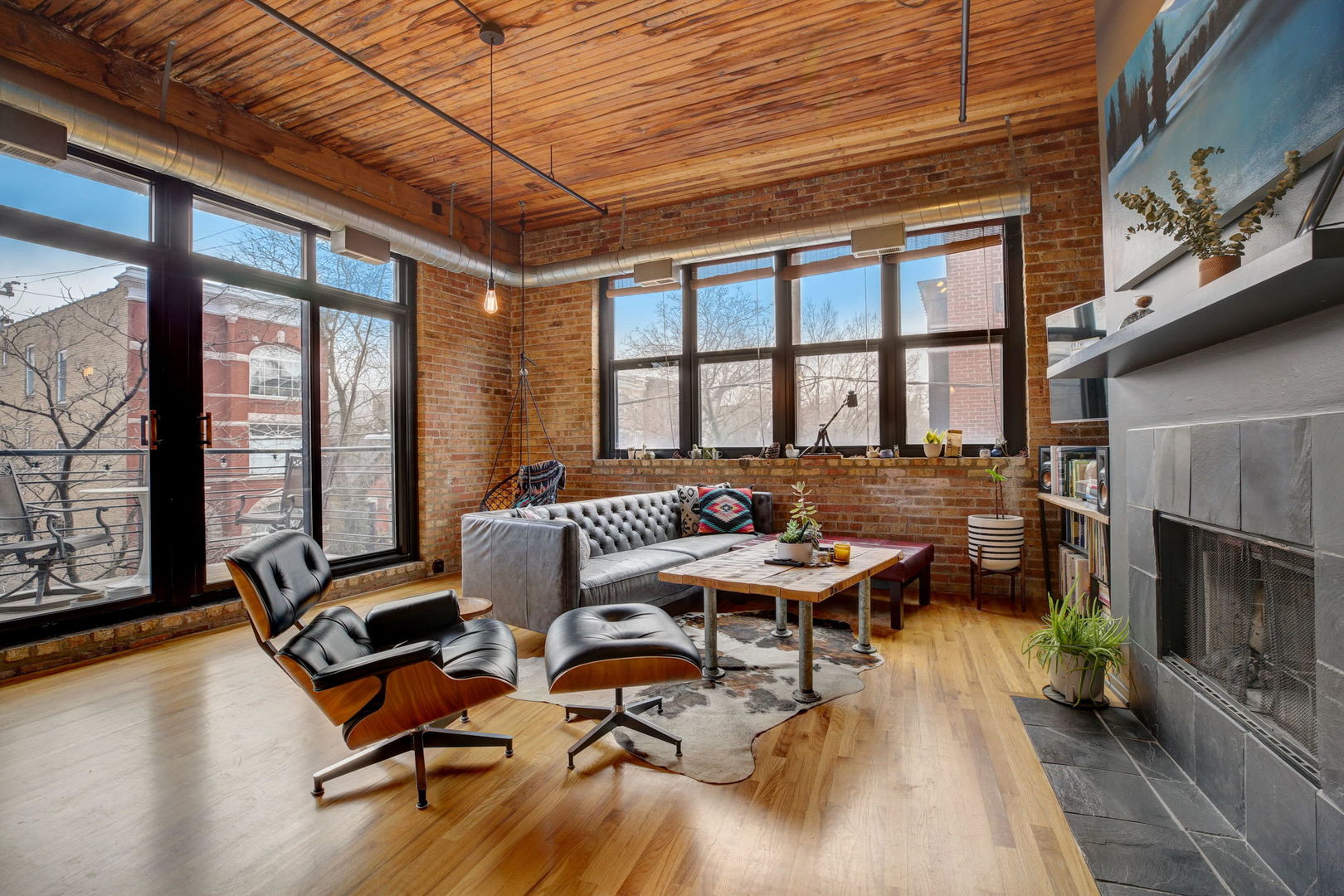 1670 N Claremont Avenue Unit: 207