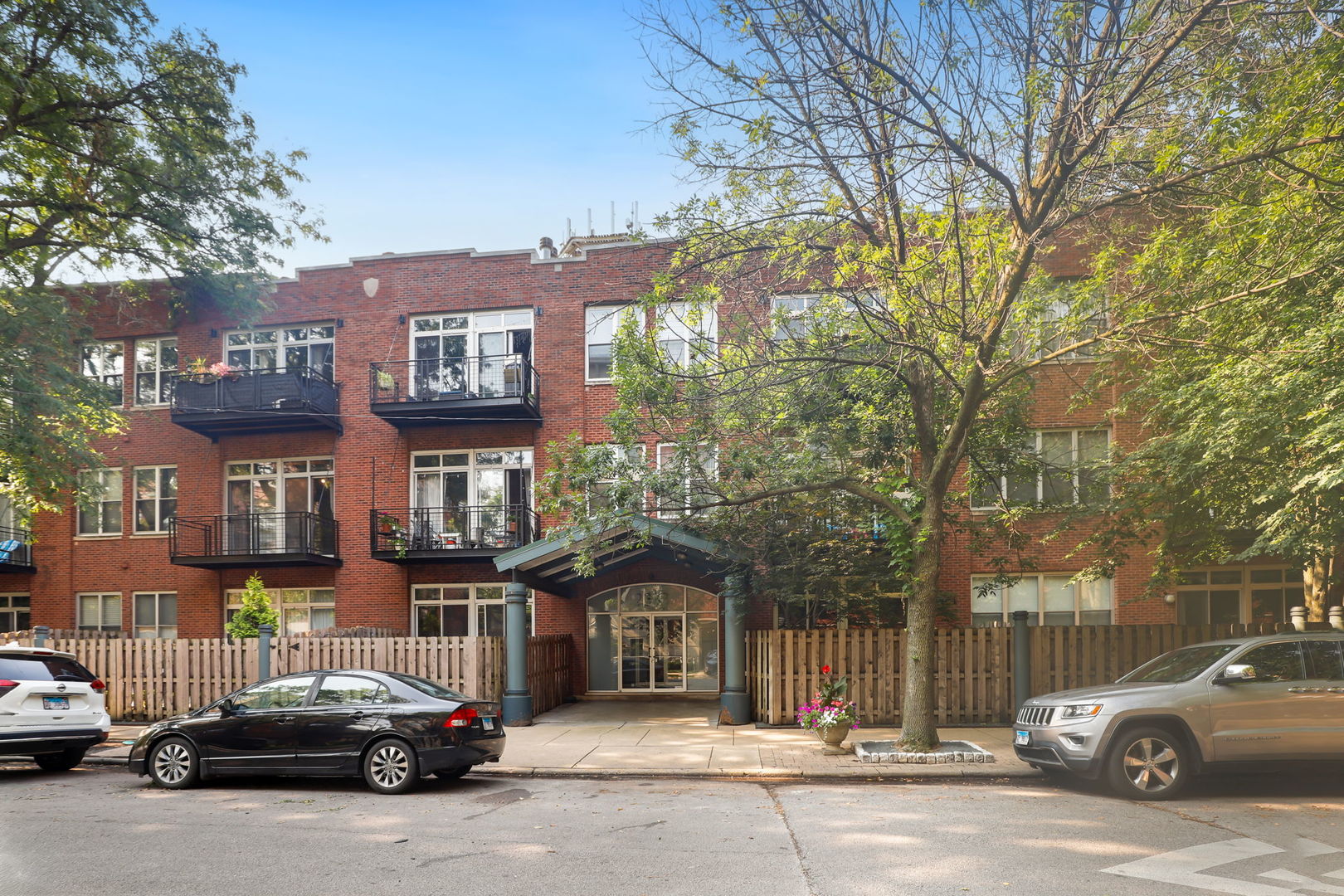 2333 W Saint Paul Avenue Unit: 307