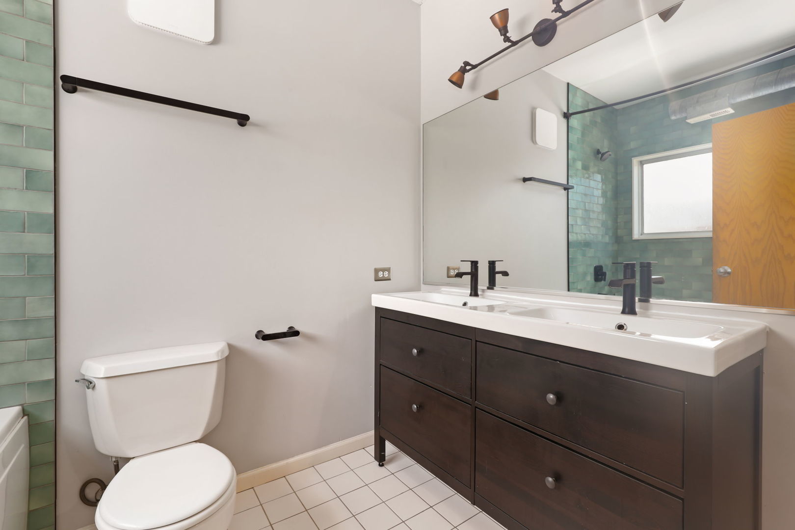 2333 W Saint Paul Avenue Unit: 307
