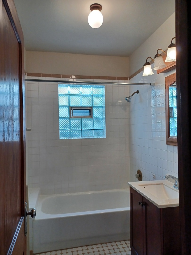 2325 W Shakespeare Avenue