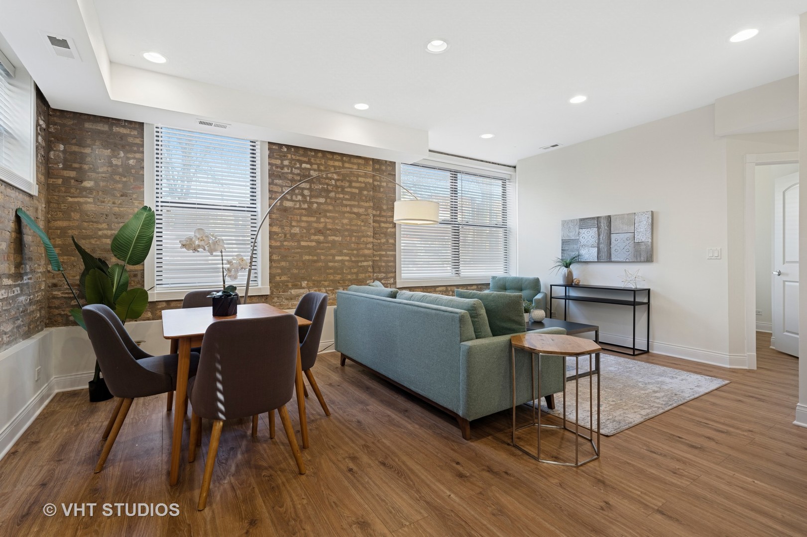 4434 N Damen Avenue Unit: 1E