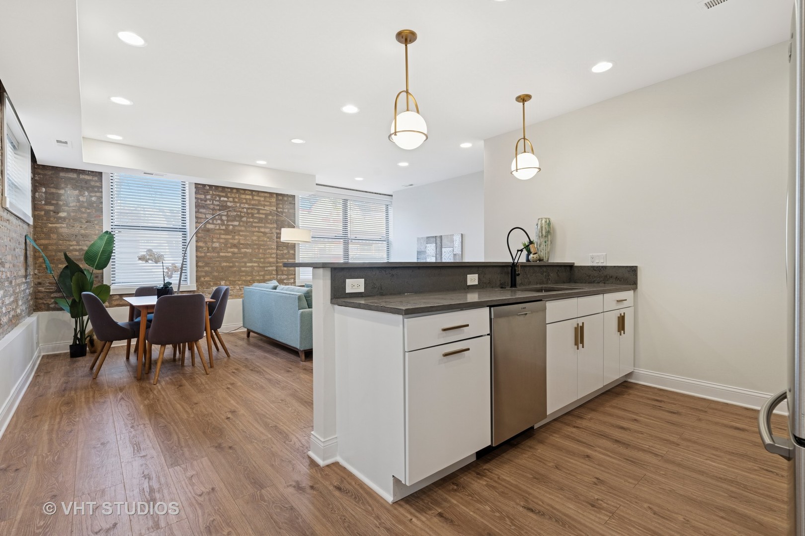 4434 N Damen Avenue Unit: 1E