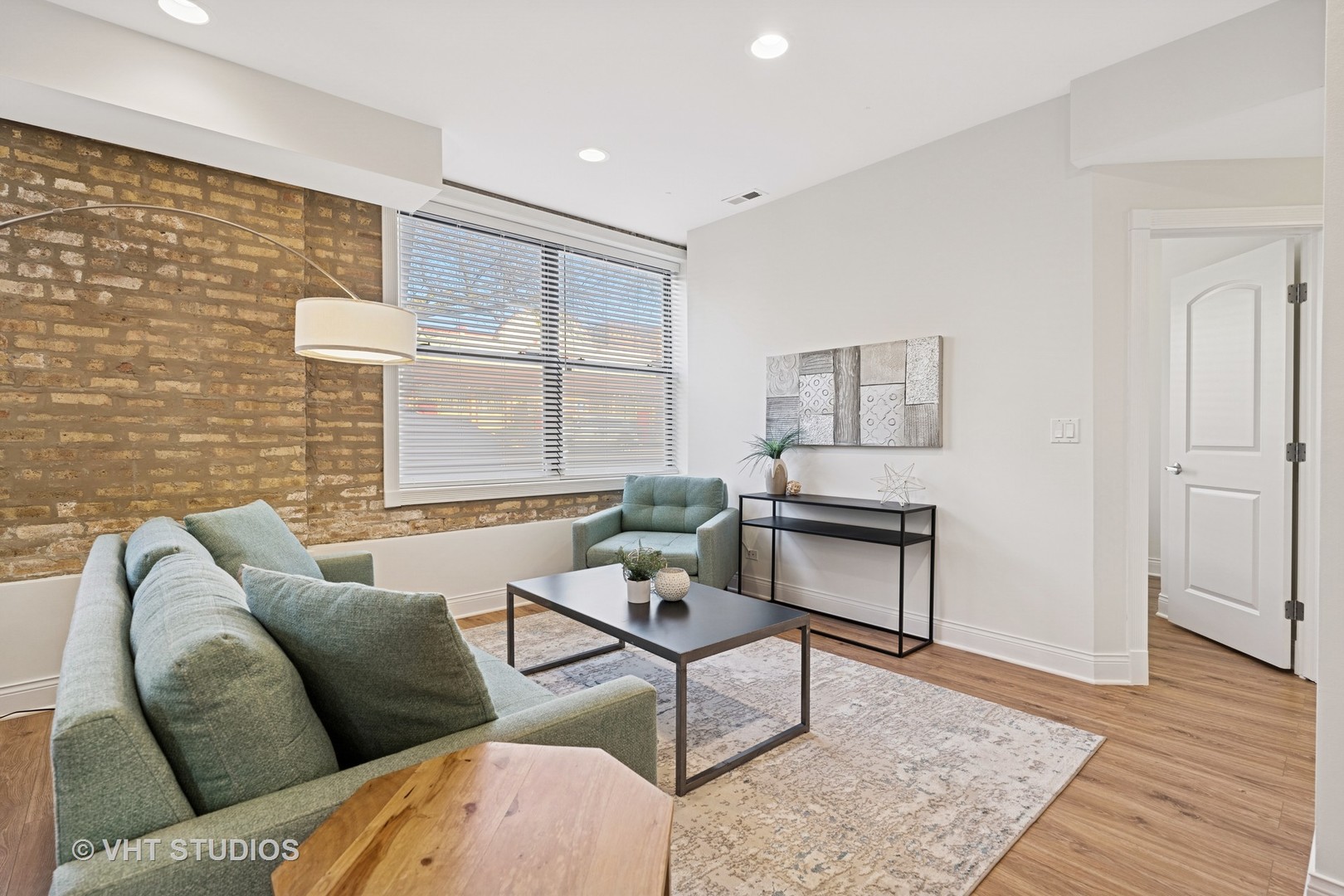 4434 N Damen Avenue Unit: 1E