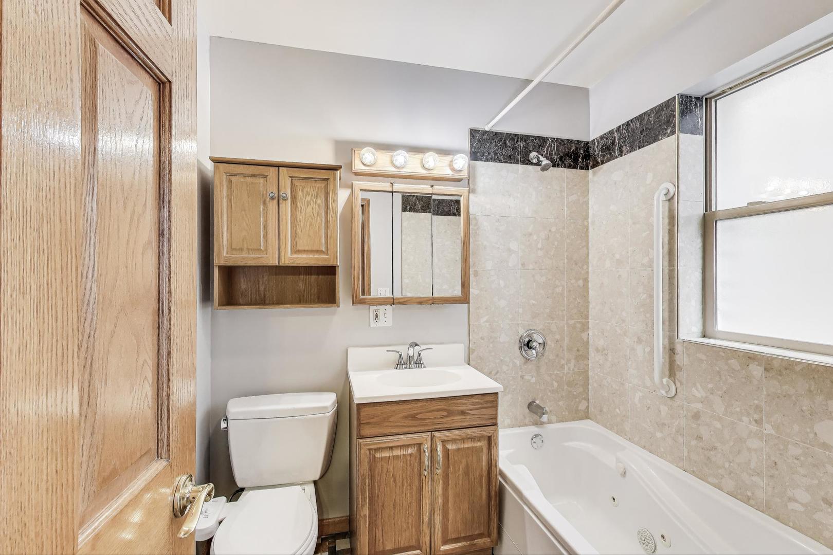 3653 W Leland Avenue Unit: 1E