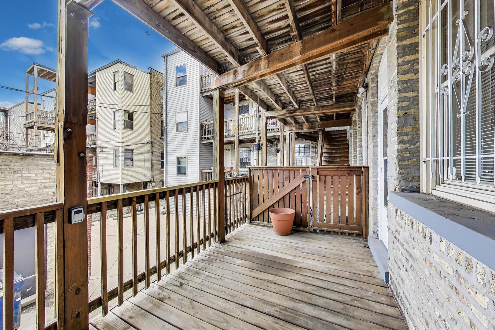 3653 W Leland Avenue Unit: 1E