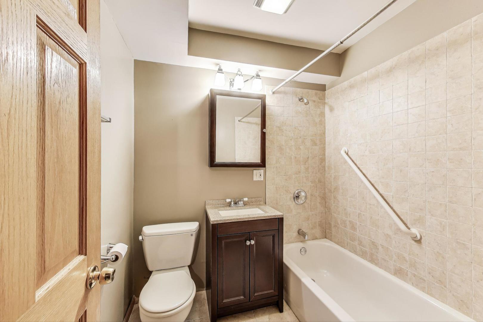 3653 W Leland Avenue Unit: 1E