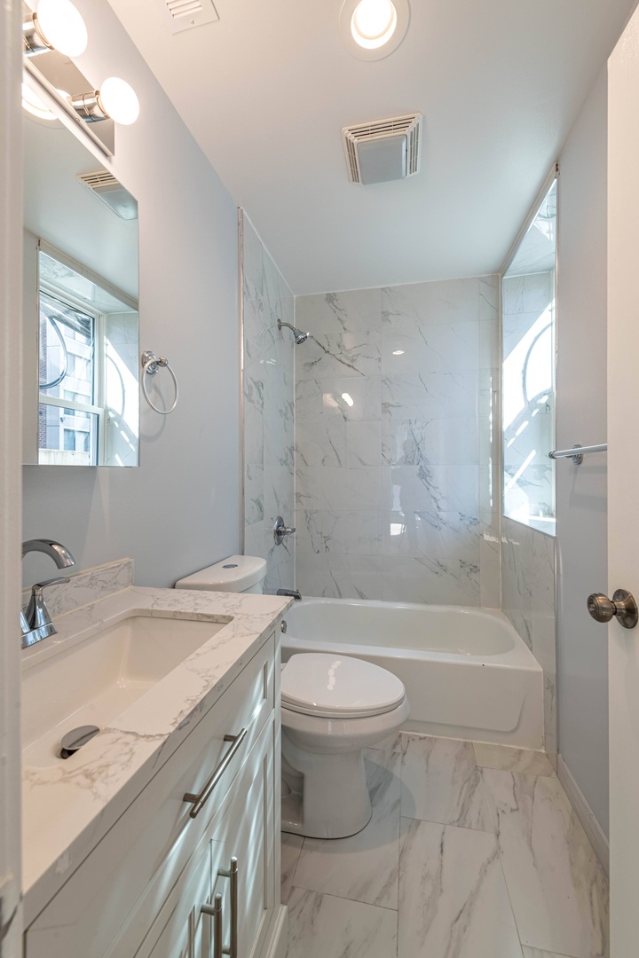 1018 W Ainslie Street Unit: 1