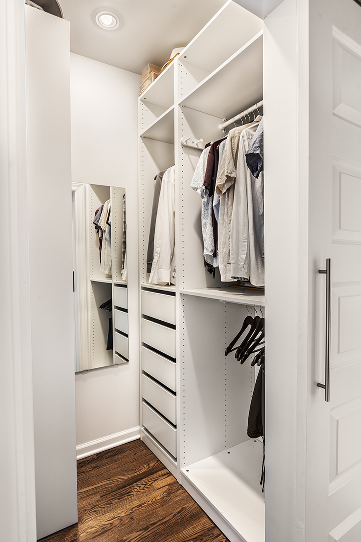 858 W Chalmers Place