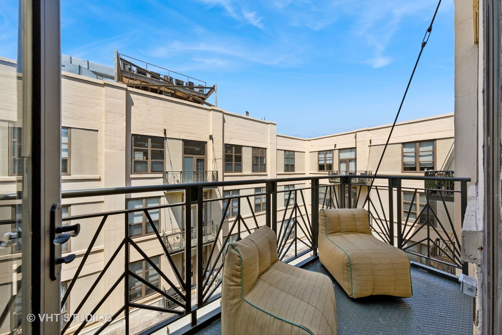 758 N Larrabee Street Unit: 830
