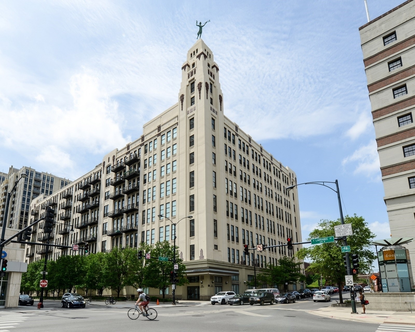 758 N Larrabee Street Unit: 830