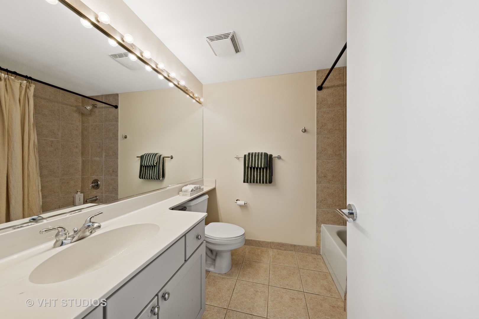 758 N Larrabee Street Unit: 830
