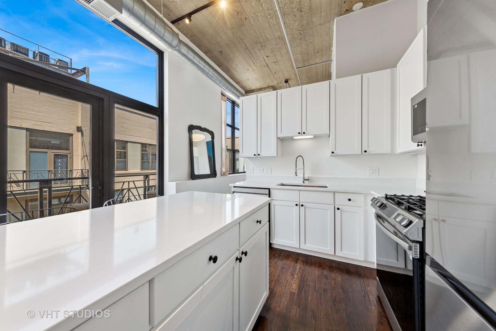 758 N Larrabee Street Unit: 830