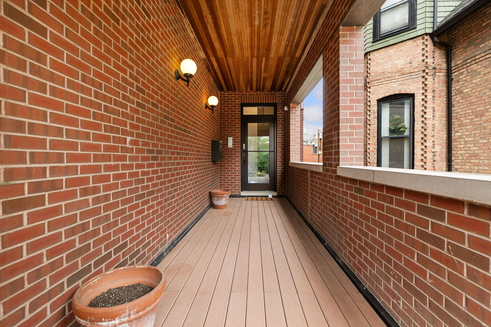 2014 N SEMINARY Avenue Unit: 1