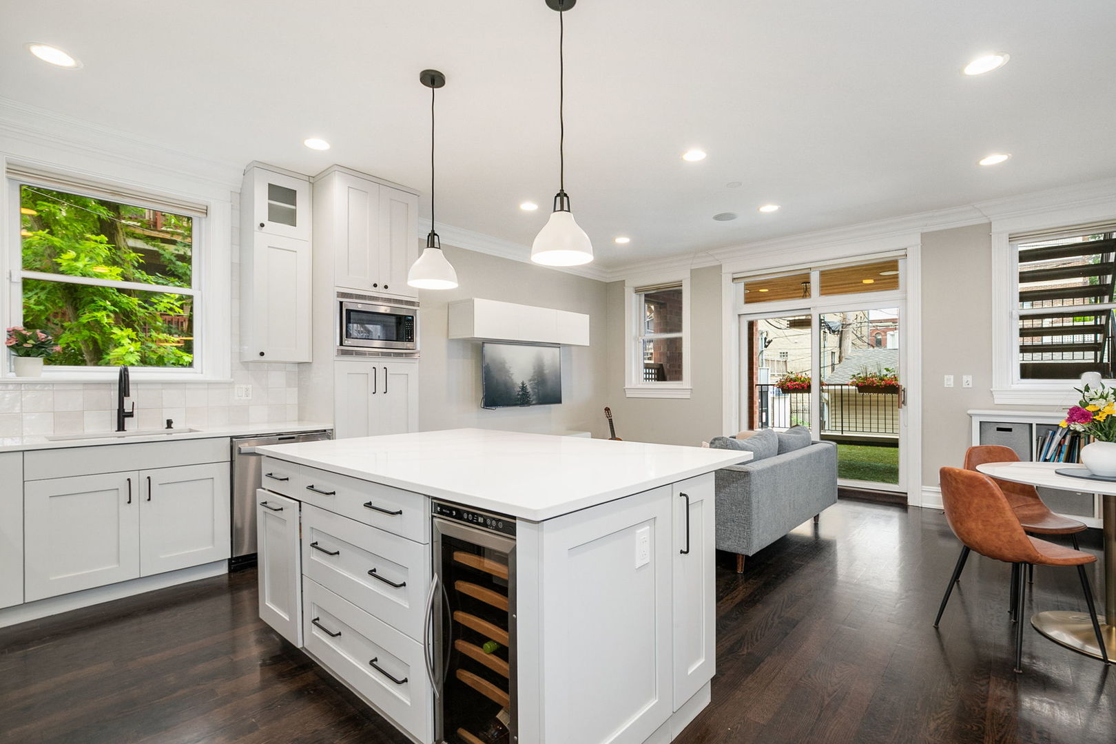 2014 N SEMINARY Avenue Unit: 1