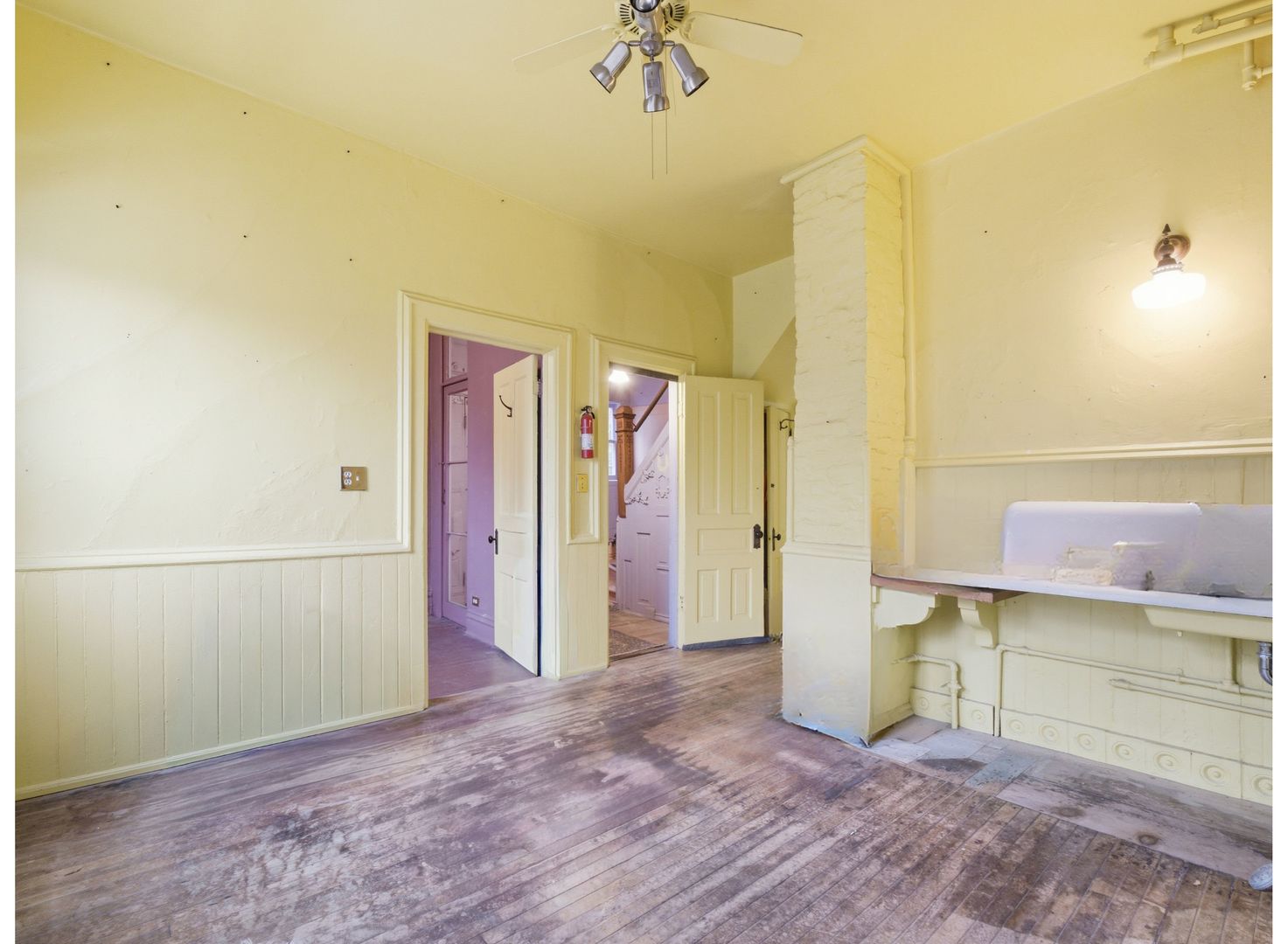 639 W Schubert Avenue