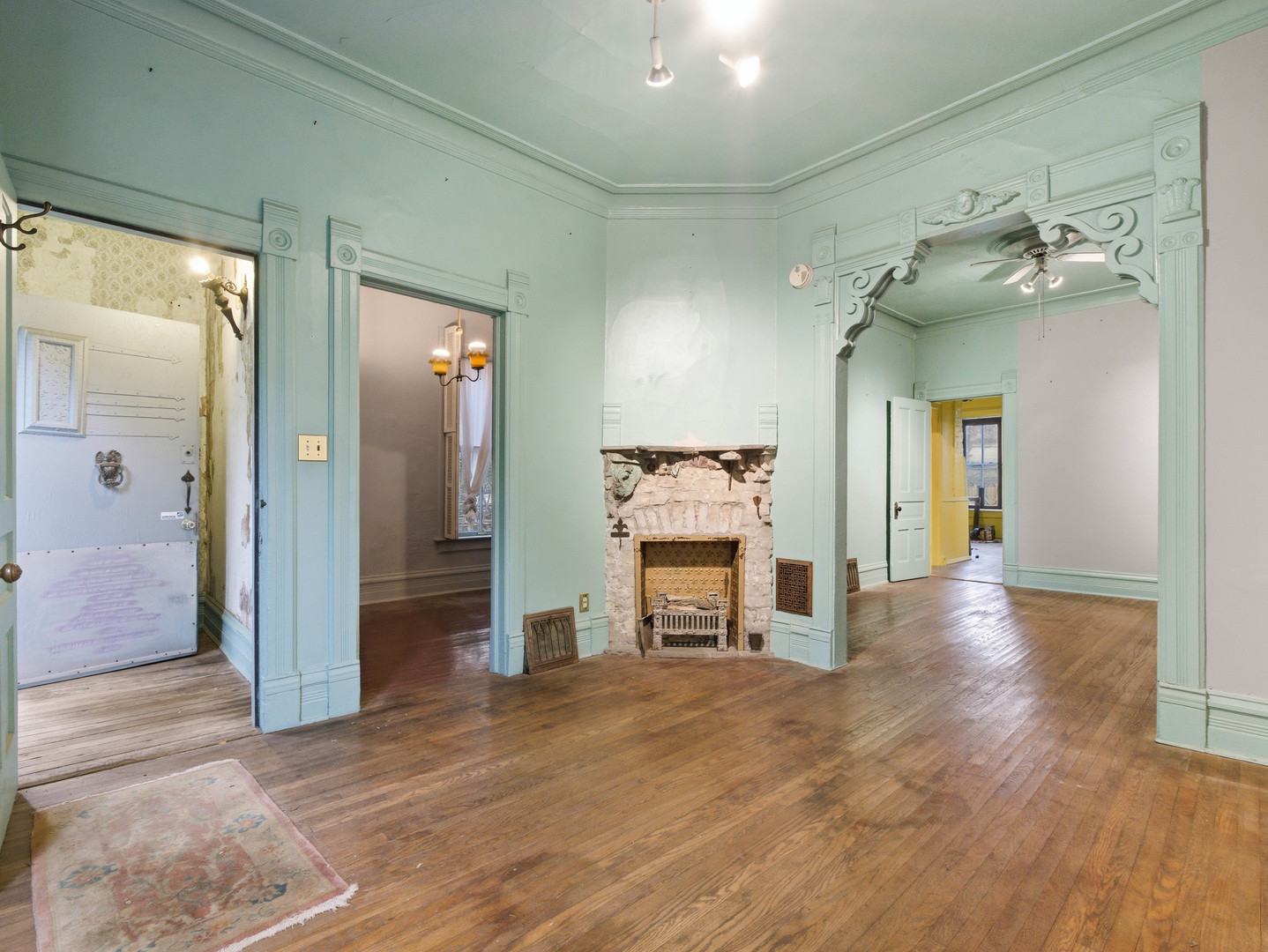 639 W Schubert Avenue