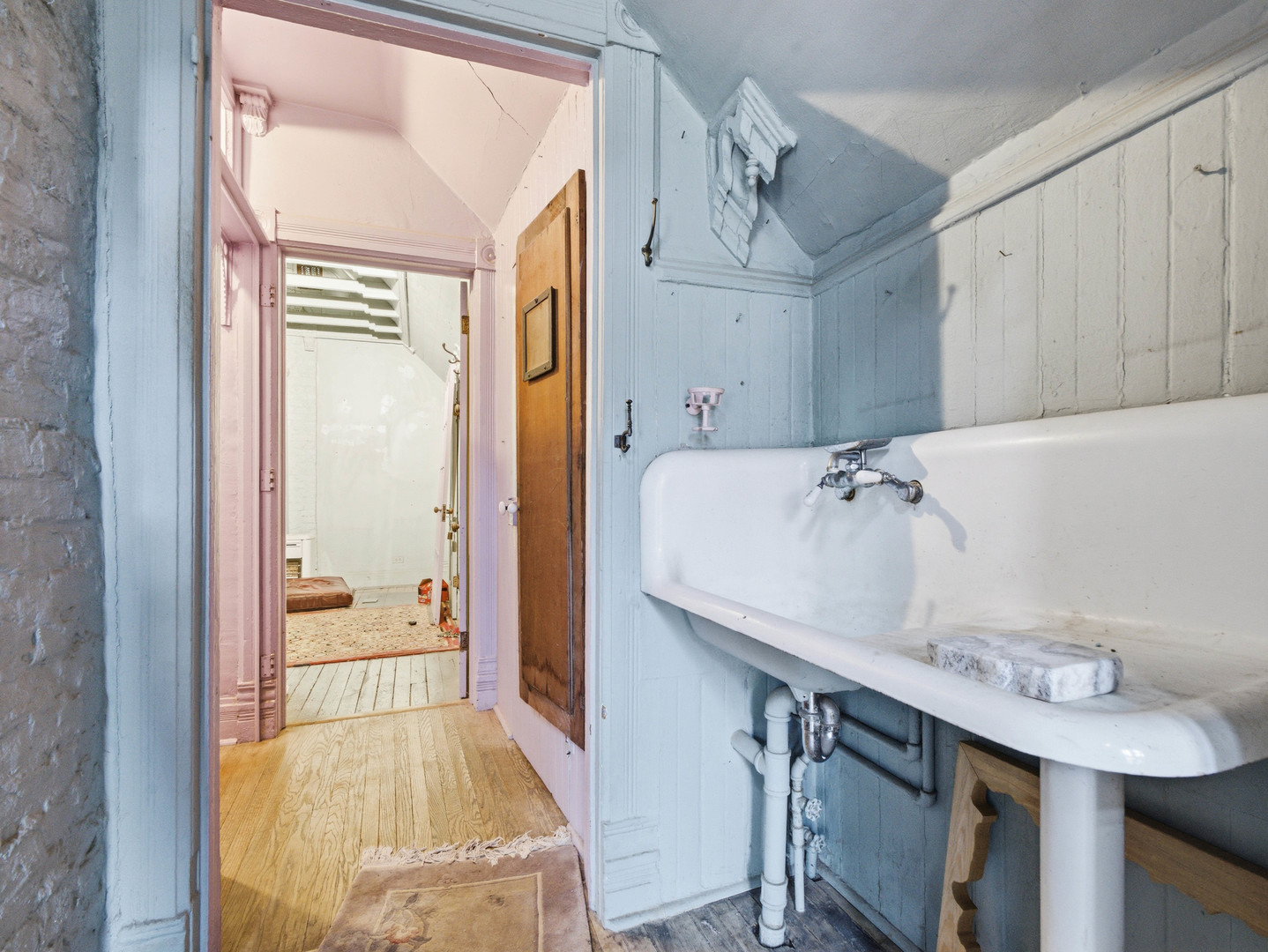 639 W Schubert Avenue