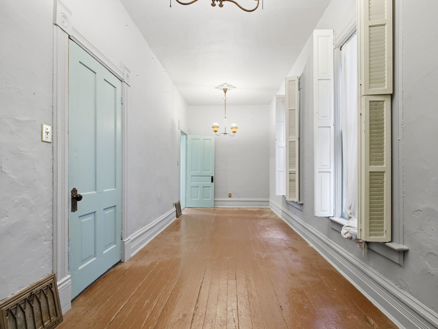 639 W Schubert Avenue