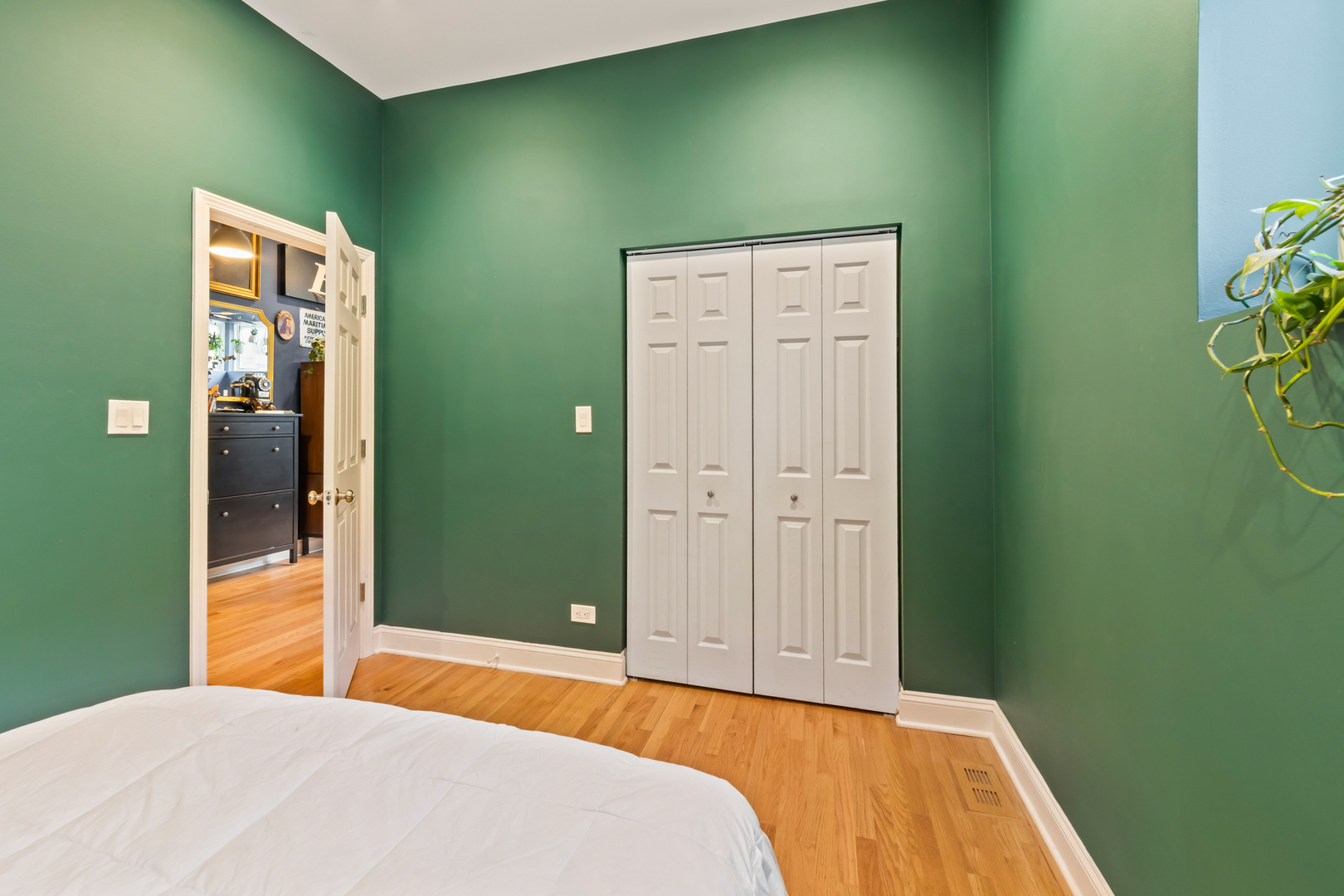 2558 W Haddon Avenue Unit: 1