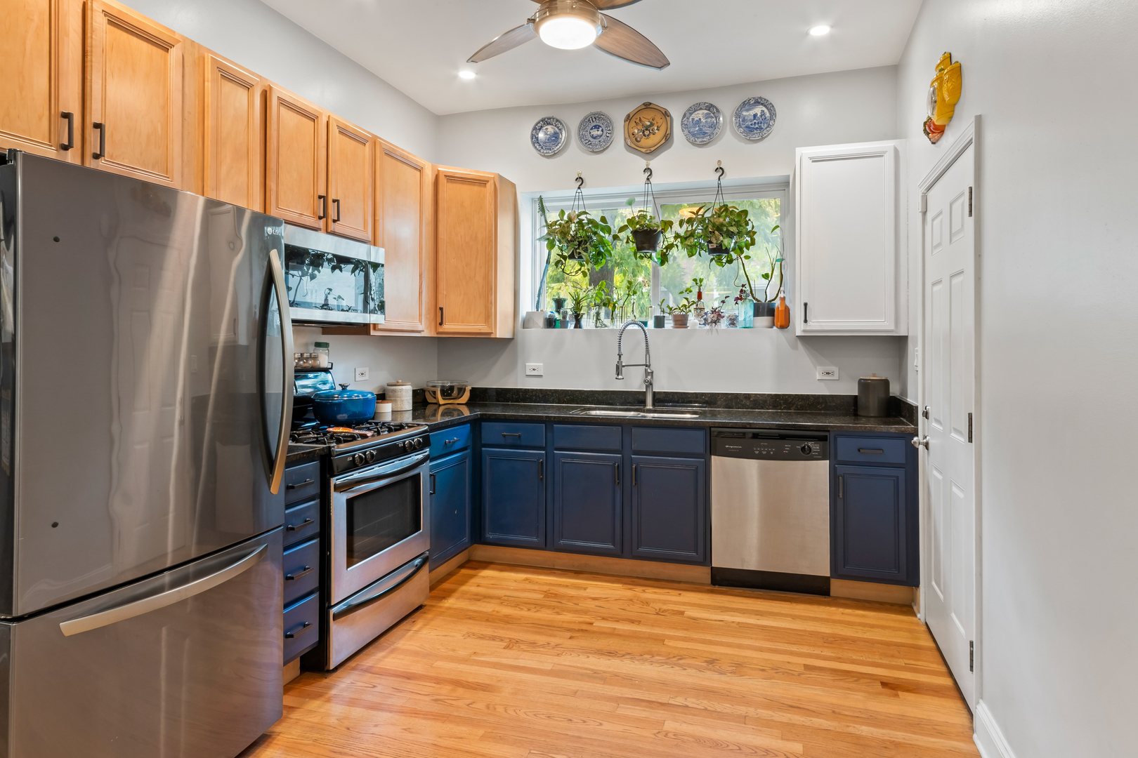 2558 W Haddon Avenue Unit: 1