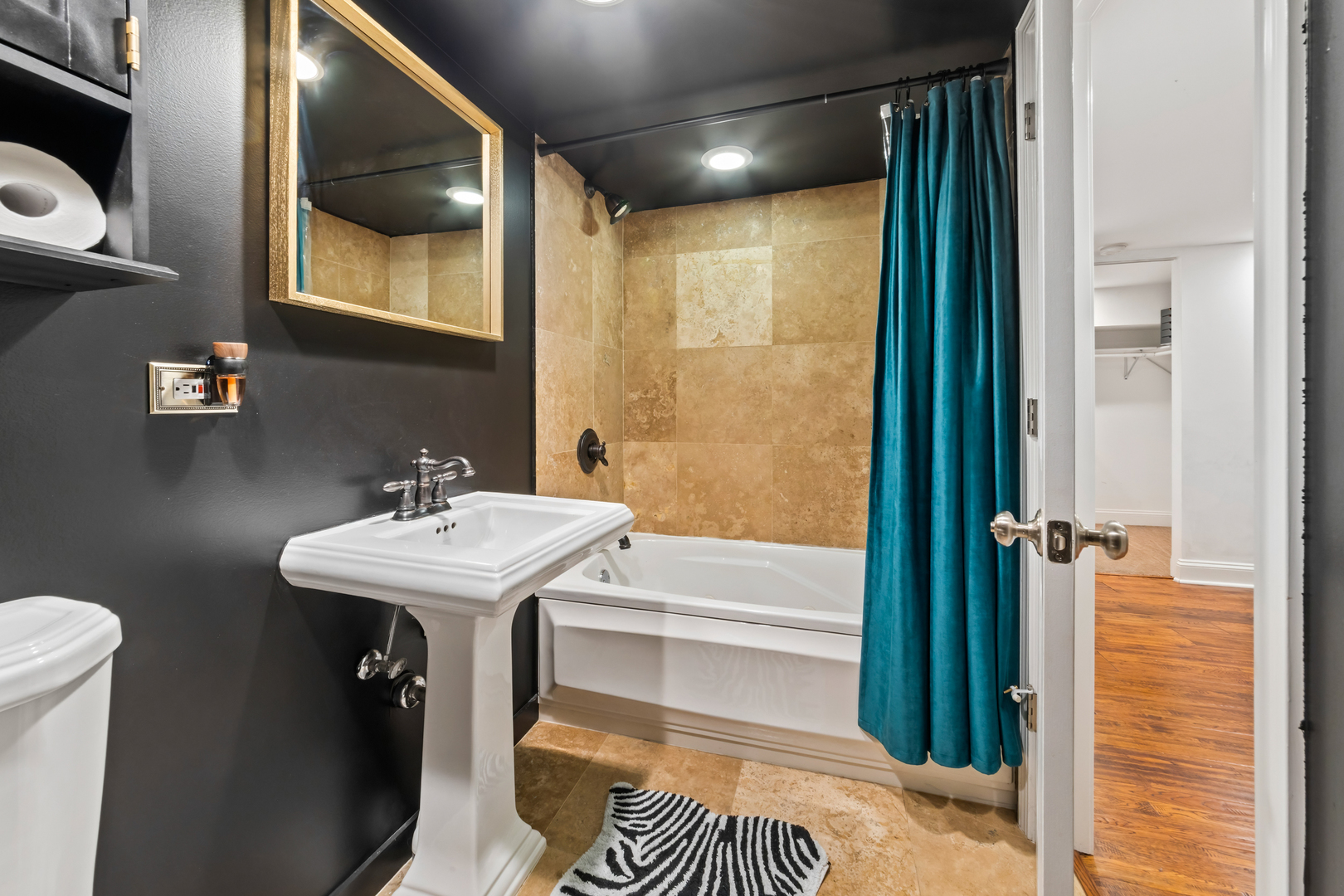 2558 W Haddon Avenue Unit: 1