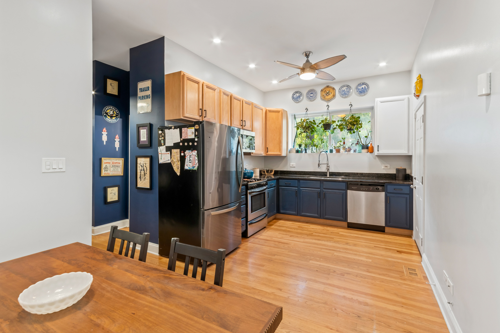 2558 W Haddon Avenue Unit: 1