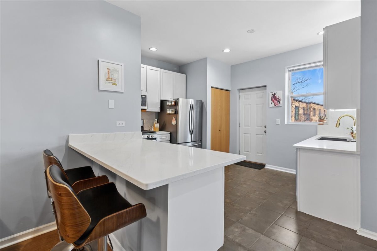 7027 N Paulina Street Unit: 3S