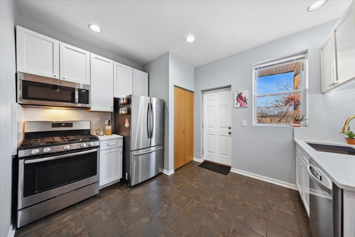 7027 N Paulina Street Unit: 3S