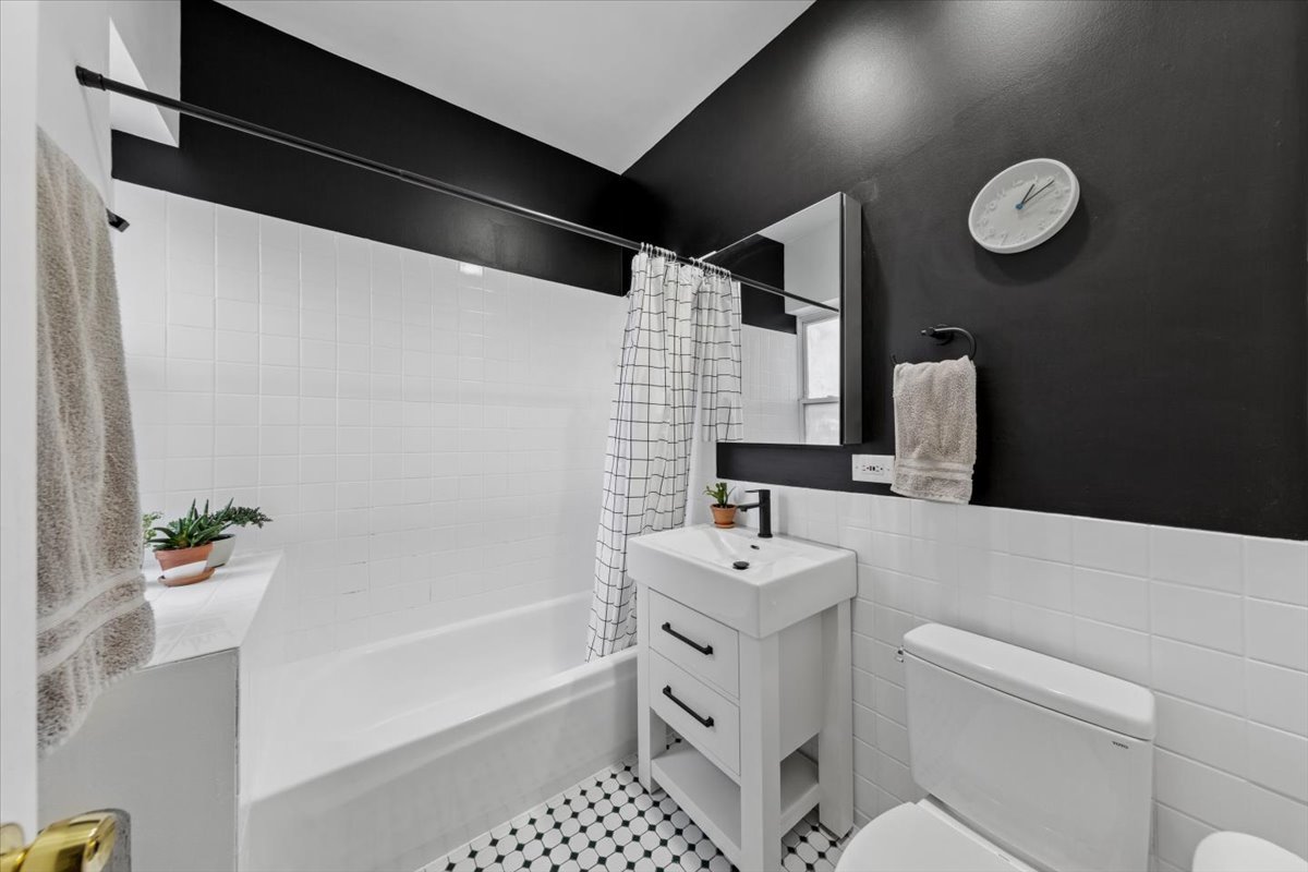 7027 N Paulina Street Unit: 3S