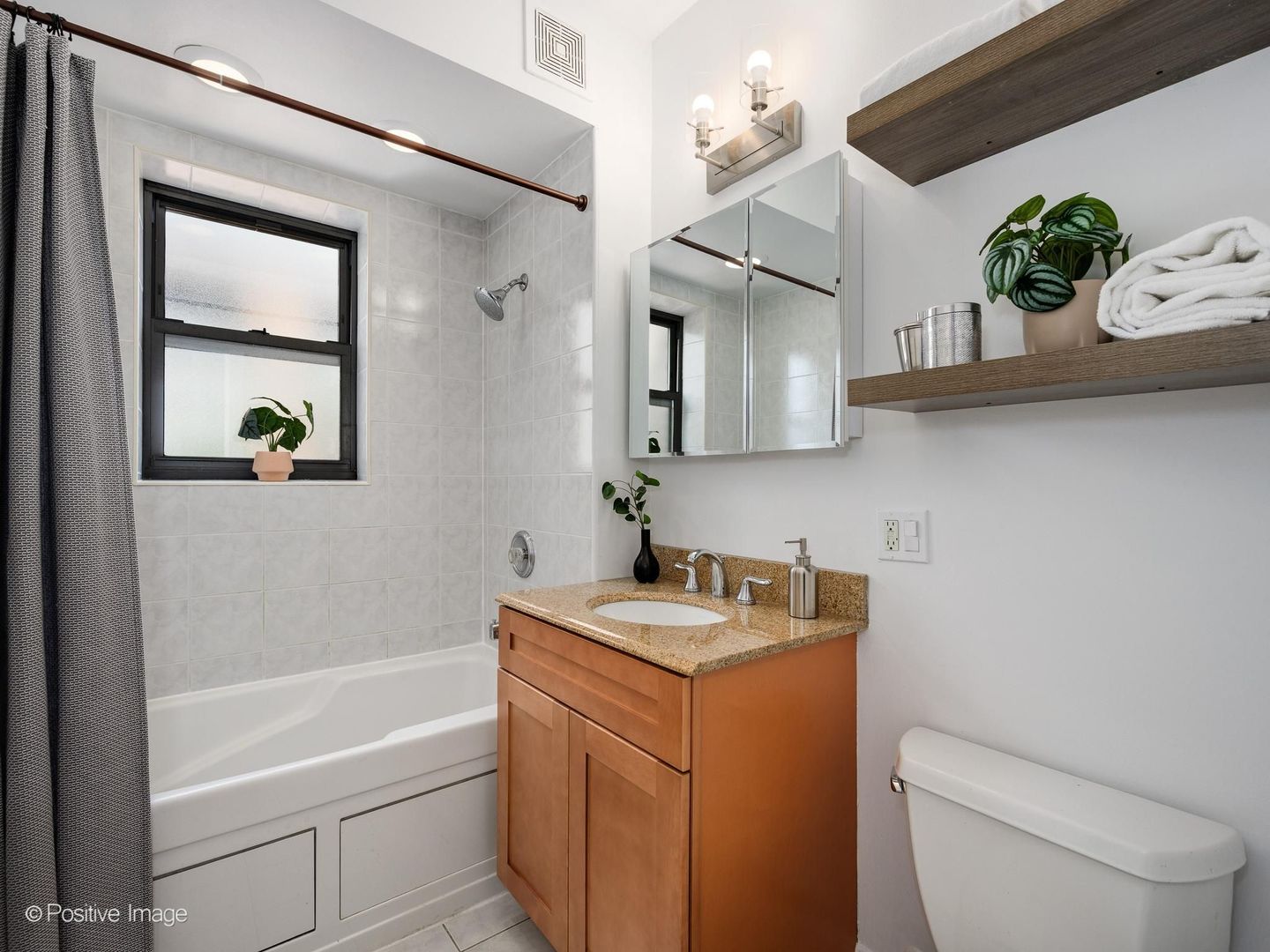 1310 W Montrose Avenue Unit: 3