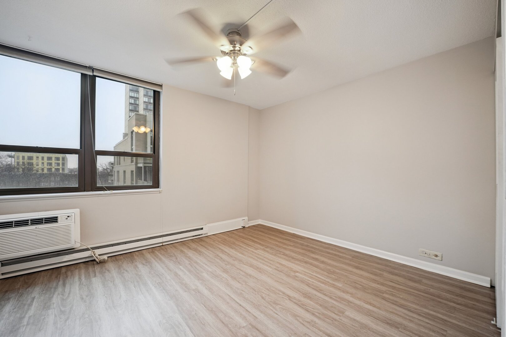 2740 N Pine Grove Avenue Unit: 6B