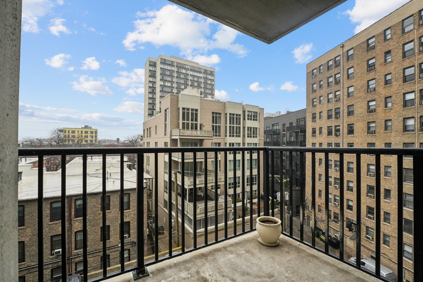 2740 N Pine Grove Avenue Unit: 6B