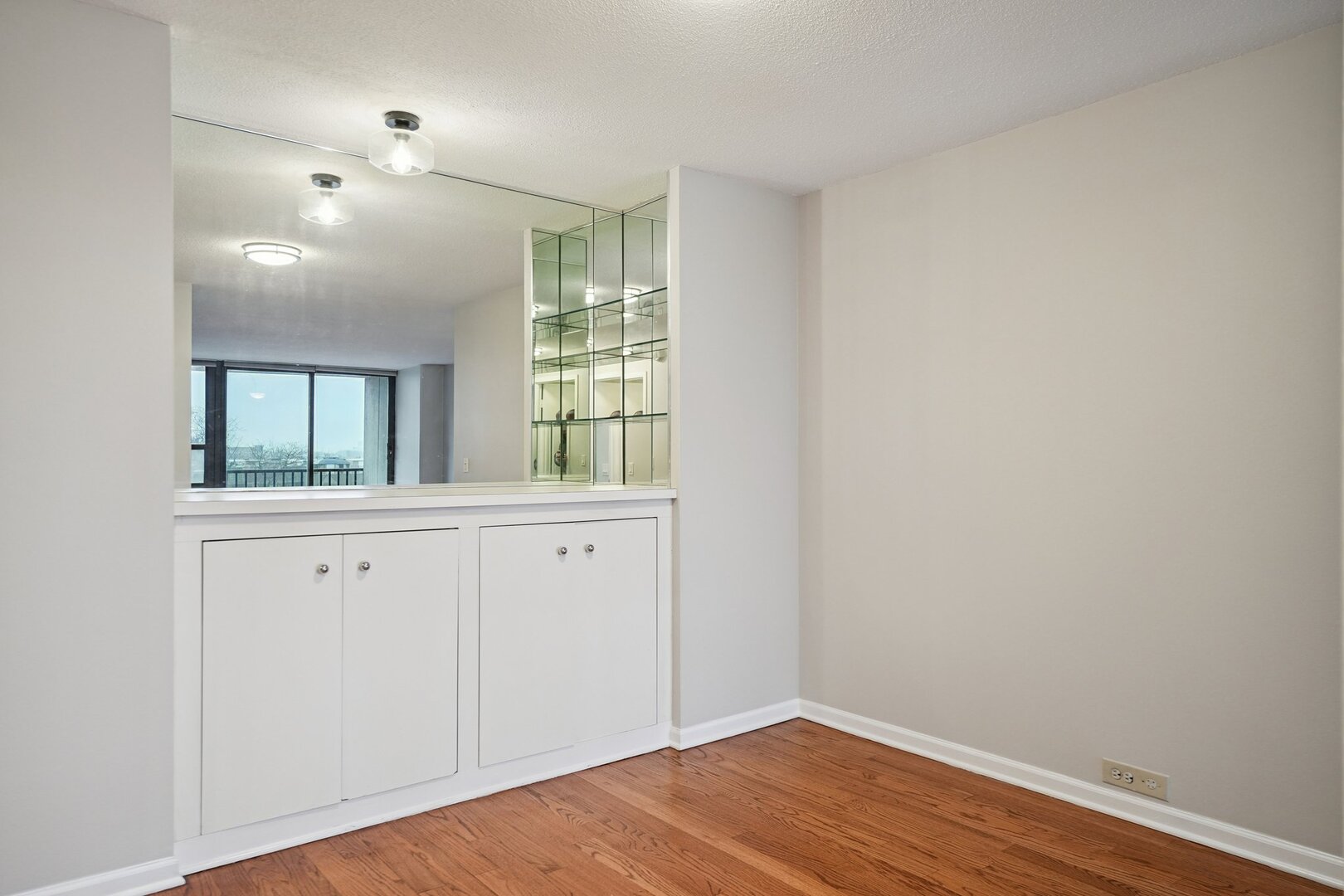2740 N Pine Grove Avenue Unit: 6B