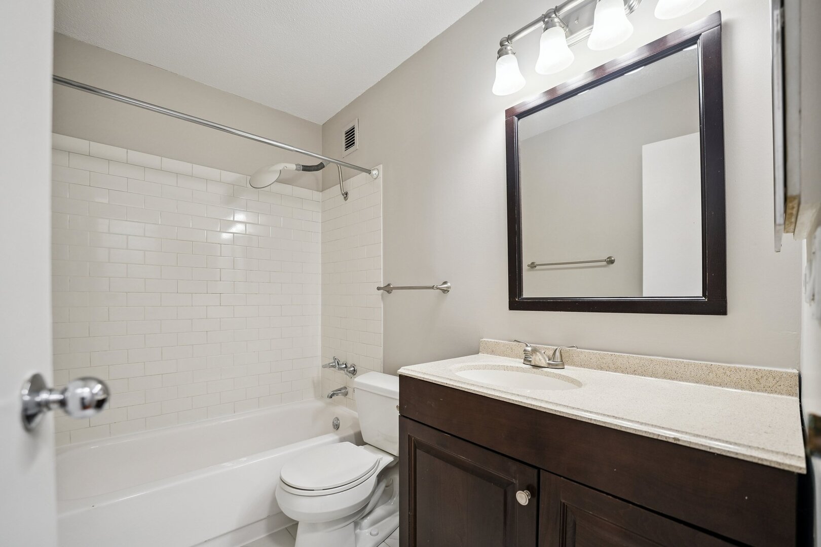 2740 N Pine Grove Avenue Unit: 6B