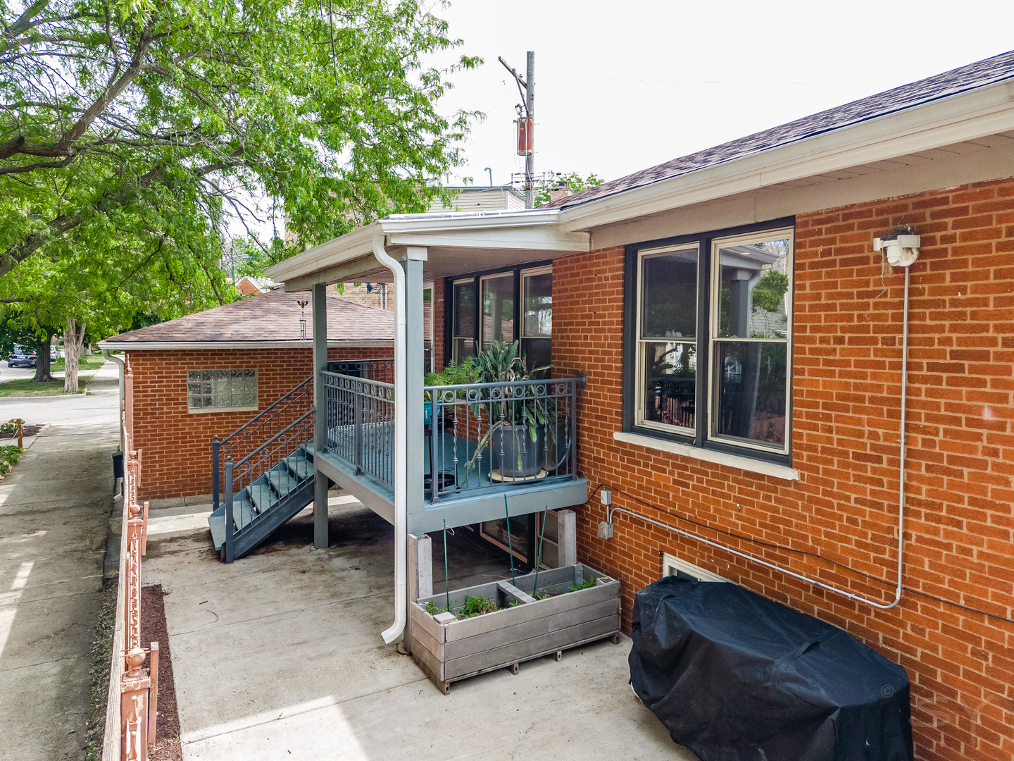 4653 N Kennicott Avenue