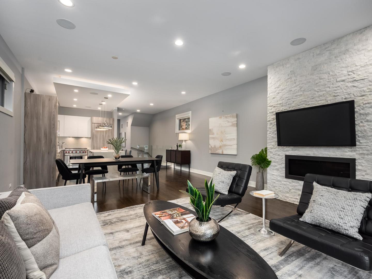 946 N HONORE Street Unit: 1